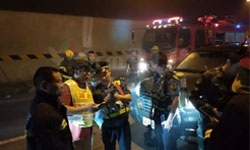 沪昆高速怀化段隧道发生货车追尾起火，滞留人员依据隧道应急疏散灯具安全疏散