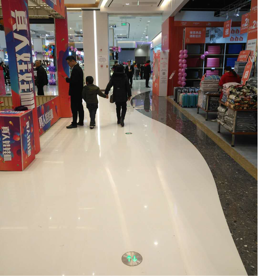 大型商场消防应急灯现场安装图 大型商场消防应急灯现场安装图